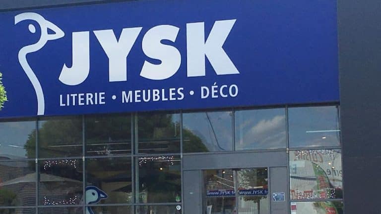 Jysk a trouvé le canapé en rotin et ses coussins luxueux pour la terrasse de vos rêves