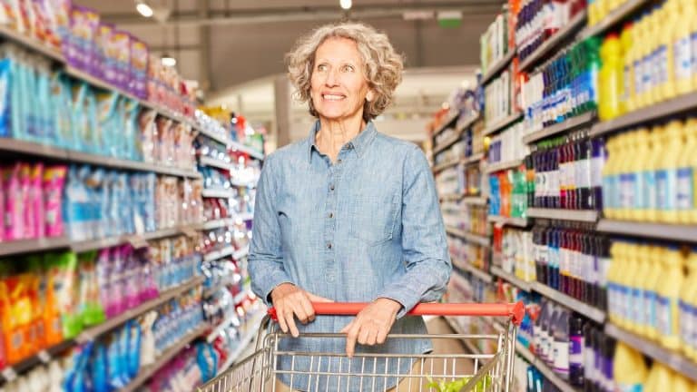 Cette astuce géniale fait gagner de l’argent à tous les retraités pendant qu’ils font les courses au supermarché