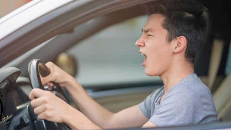 Ce comportement en voiture que tout le monde fait vous expose désormais à une grosse amende