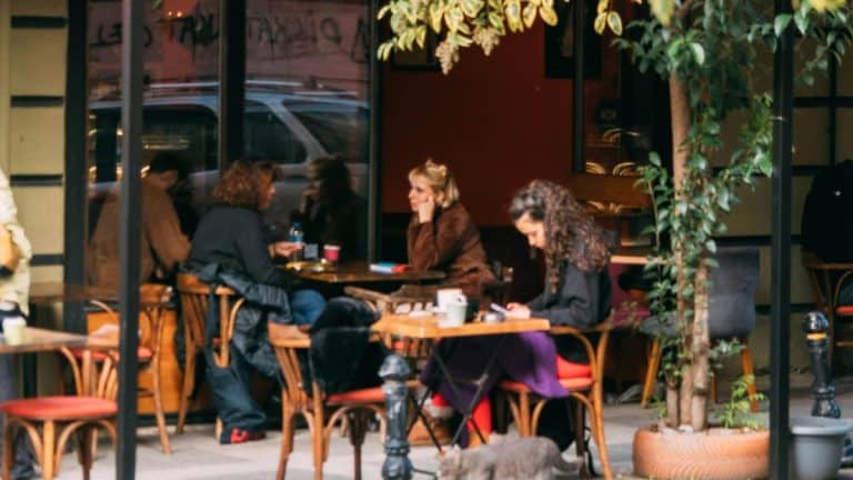 Ce petit geste très apprécié de millions de Français bientôt interdit en terrasse de café en France