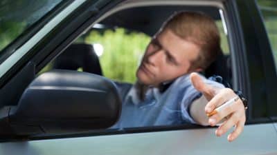Cette lourde amende de 450 euros si vous fumez une cigarette au volant ? Ce que dit vraiment la loi