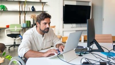 AAH: peut-on toucher la prime d'activité CAF en plus avec un petit salaire ?