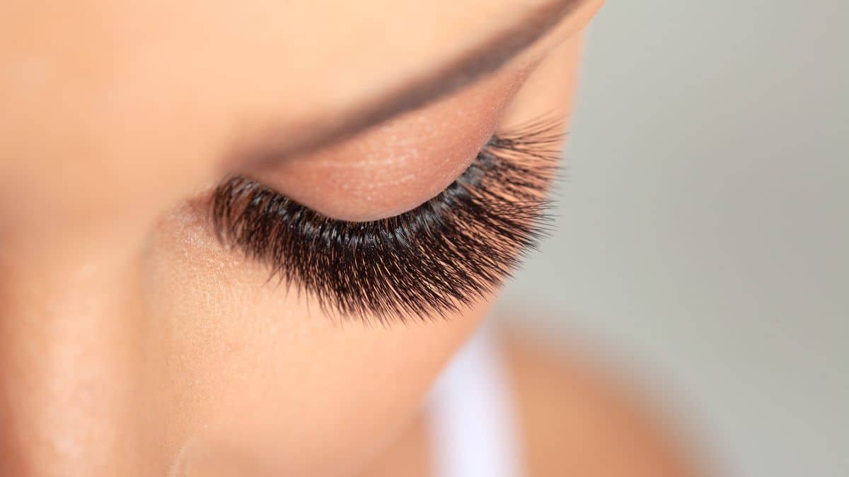 Le mascara c'est fini, voici comment obtenir des cils plus longs et plus naturels sans les abîmer