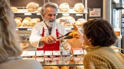 Pourquoi le pain se trouve-t-il souvent au fond des supermarchés ?