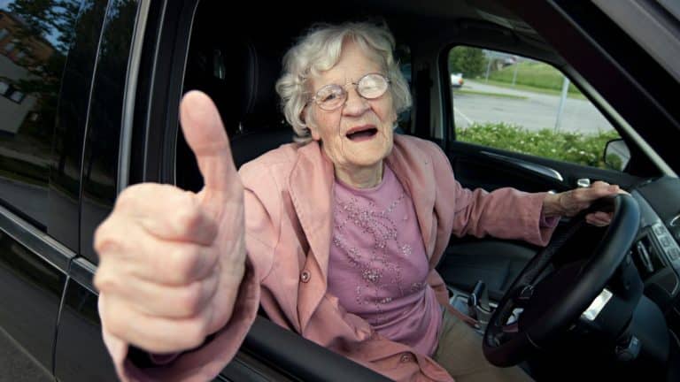 Une visite médicale obligatoire pour les seniors qui veulent conserver leur permis de conduire ?