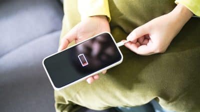 Vous ne devez jamais charger votre smartphone durant la nuit et voici pourquoi