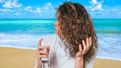 Méthodes et astuces d’experts pour des cheveux hydratés tout l'été et en bonne santé