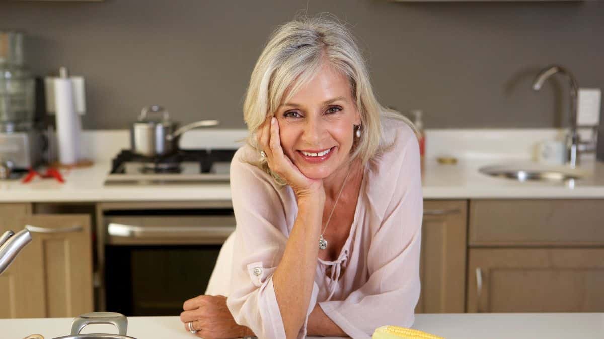 Choisir la bonne couleur de cheveux après 50 ans : l’astuce de coiffeuse pour sublimer son look