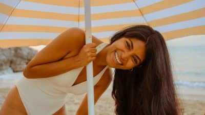Ce parasol révolutionnaire va recharger tous vos appareils en plus de vous protéger du soleil