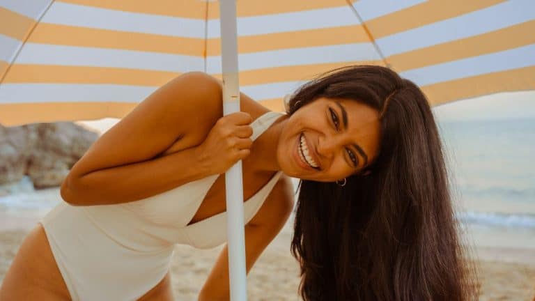 Ce parasol révolutionnaire va recharger tous vos appareils en plus de vous protéger du soleil