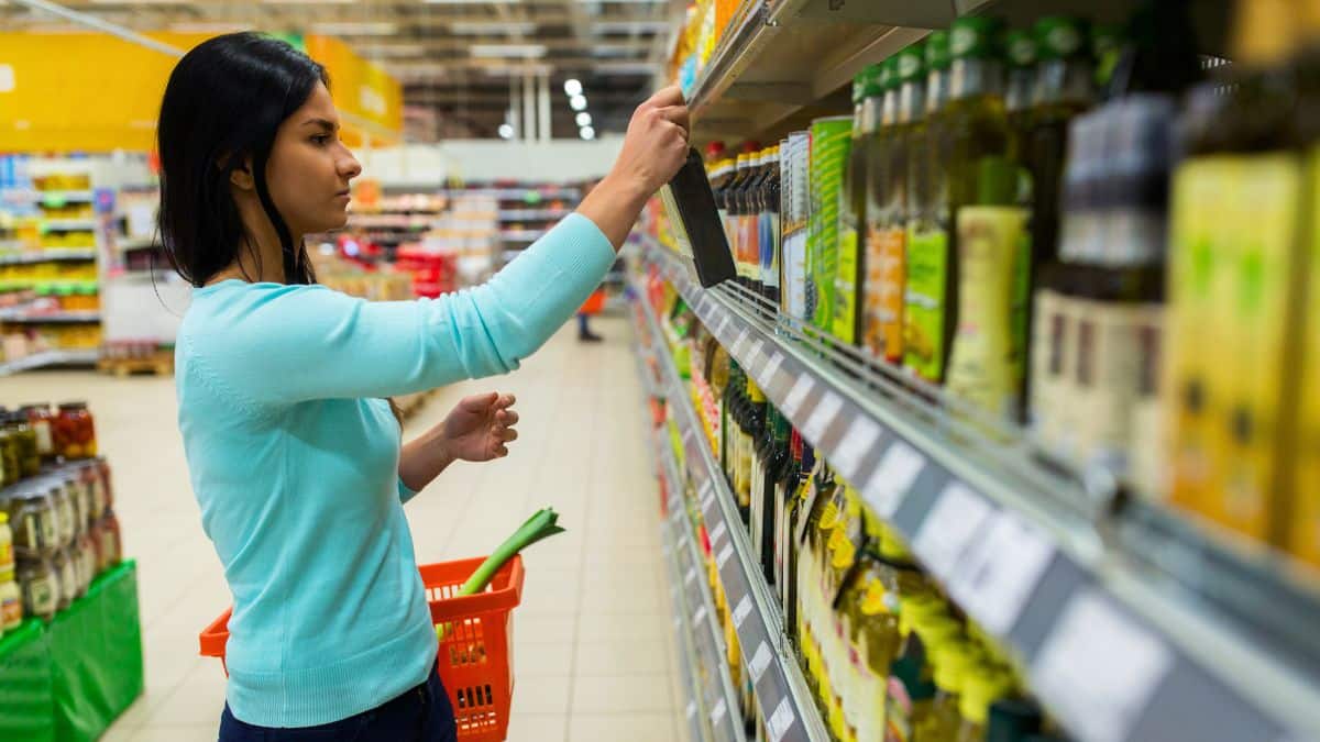 60 Millions de Consommateurs alerte sur cette huile d’olive très connue qui contient du plastique et du pétrole