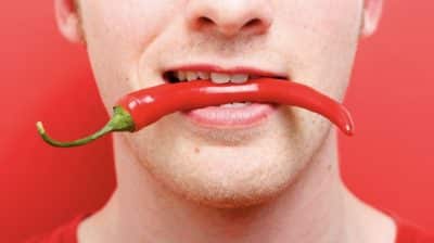 60 Millions de consommateurs déconseille l’eau après un piment trop fort et voici ce qu’il faut manger à la place
