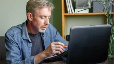 À 50 ans sans diplôme, comment j'ai changé de vie pour devenir développeur web grâce à une formation en ligne gratuite