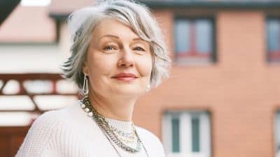 À 60 ans elle devient femme entrepreneure : le parcours inspirant d’une maman solo et ses 10 conseils à suivre pour réussir