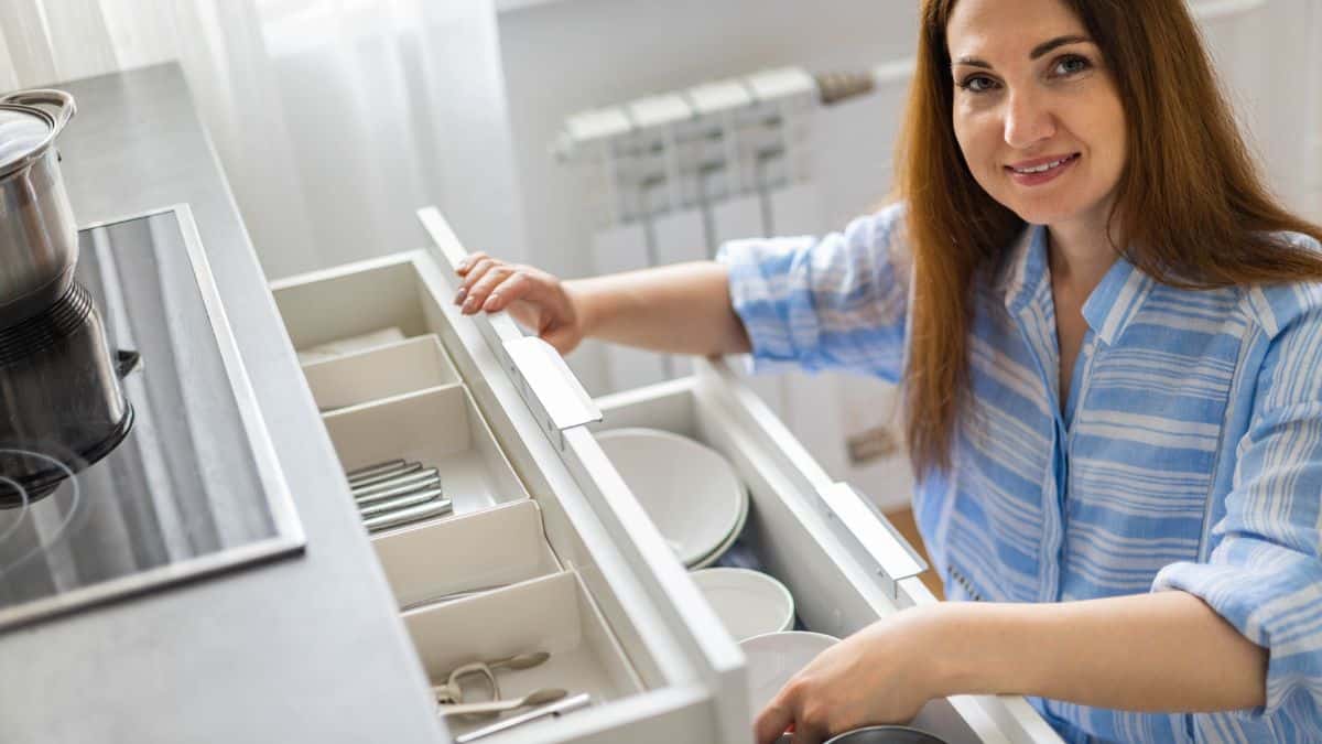 Adieu le bazar dans la cuisine avec cette astuce géniale pour toujours avoir des placards bien rangés