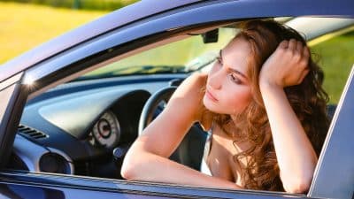 Attention ces 7 objets que vous laissez souvent dans votre voiture peuvent exploser en plein été