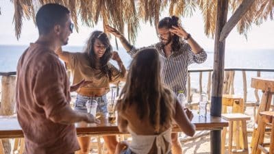 Bar de plage : ces 5 techniques de serveurs pour vous faire payer plus et que vous ne remarquez jamais