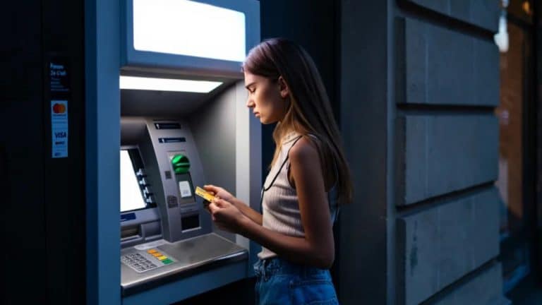 Ces 5 arnaques à la carte bancaire explosent pendant les vacances et vous êtes probablement déjà une cible