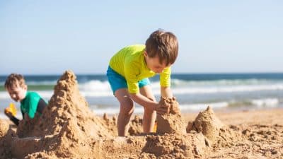 Ces jeux d'enfants sur la plage sont très dangereux et il y a des morts chaque année