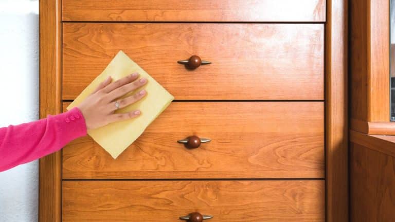 Cette astuce de grand-mère fait briller le bois de tous vos meubles sans ponçage ni vernis