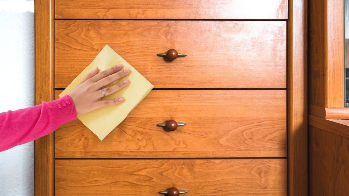 Cette astuce de grand-mère fait briller le bois de tous vos meubles sans ponçage ni vernis