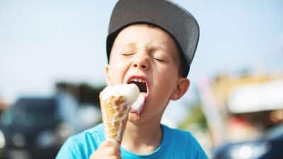 Cette astuce virale pour faire une glace maison sans machine cartonne cet été et c’est hyper simple