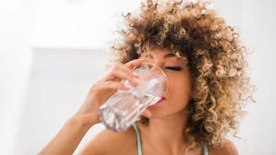 Cette boisson que nous buvons tous les jours contient des milliers de particules de plastique dangereux pour la santé