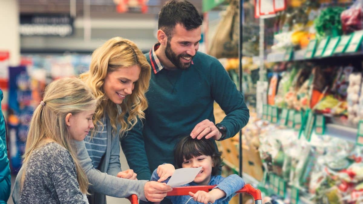 Cette grande enseigne de supermarchés frappe fort avec des baisses de prix qui vont faire du bien