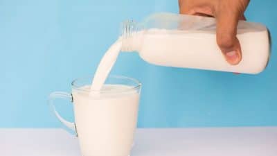 Cette mauvaise habitude avec votre bouteille de lait entraine le développement de bactéries dangereuses pour la santé