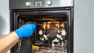 Cette méthode anti-graisse pour le four va vous faire oublier les produits chimiques
