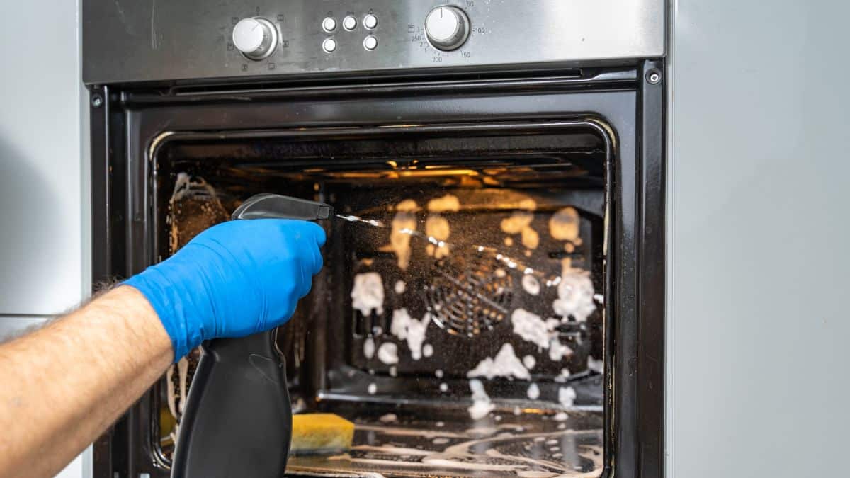 Cette méthode anti-graisse pour le four va vous faire oublier les produits chimiques