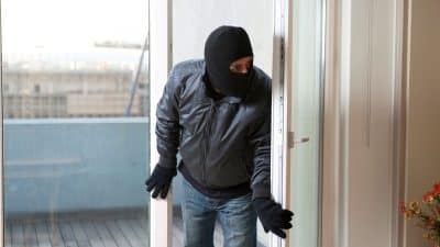 Cette nouvelle arnaque utilisée par les cambrioleurs cet été explose, attention à la fausse collecte de vêtements