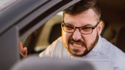 Code de la route : 10 erreurs fréquentes qui peuvent ruiner vos vacances et vous coûter très cher sur la route