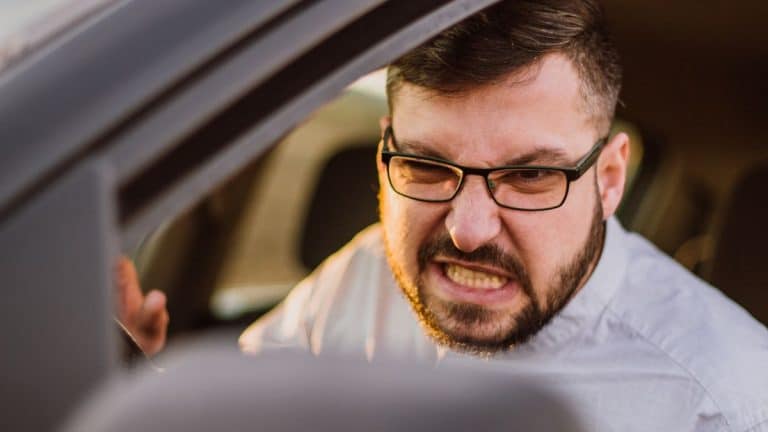 Code de la route : 10 erreurs fréquentes qui peuvent ruiner vos vacances et vous coûter très cher sur la route