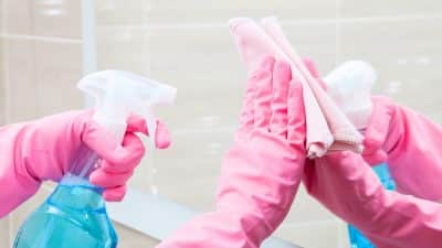 Elle a testé cette astuce anti-buée pour son miroir de la salle de bain et ne peut plus s’en passer