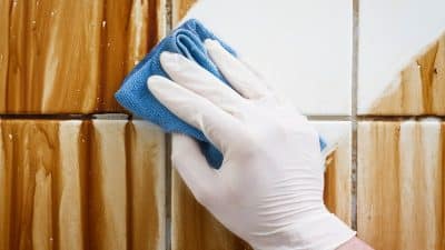 Elle a utilisé cette astuce de grand-mère sur ses joints de carrelage noircis et le résultat est dingue
