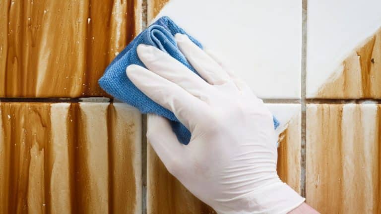 Elle a utilisé cette astuce de grand-mère sur ses joints de carrelage noircis et le résultat est dingue