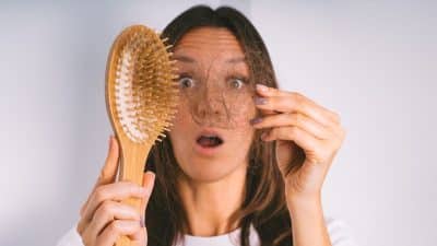 Elle applique cette infusion au romarin et ses cheveux ne tombent plus : l’astuce naturelle que les coiffeurs gardent secret