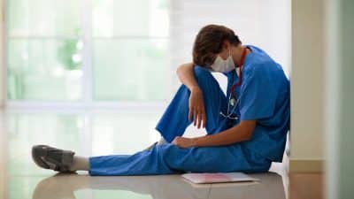 J’ai bossé 14 jours sans dormir : le récit poignant d’un soignant en urgence durant l’été