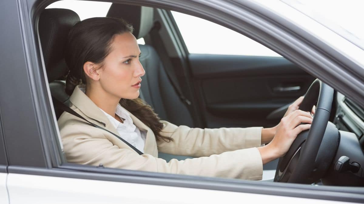 La durée hallucinante qu'un automobiliste passe à attendre aux feux rouges dans sa vie