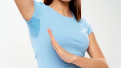 L’astuce magique pour faire disparaître les taches de transpiration sans abîmer vos t-shirts préférés