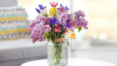 Le geste simple que les fleuristes utilisent pour prolonger la durée de vie des fleurs coupées
