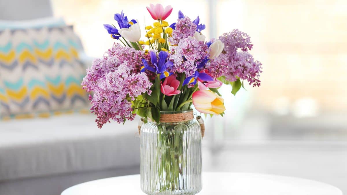 Le geste simple que les fleuristes utilisent pour prolonger la durée de vie des fleurs coupées