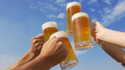 Leroy Merlin a trouvé la table multifonctions qui garde toutes vos boissons fraîches cet été