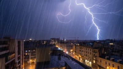 Météo : la liste complète des 54 départements où la foudre risque de tomber ce lundi