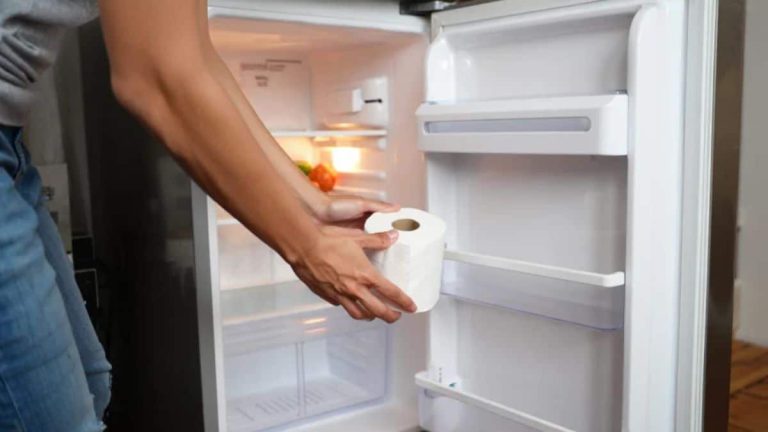 Mettre du papier toilette dans votre frigo va résoudre un très gros problème que nous avons tous