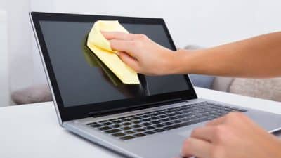 Ne faites surtout pas cette erreur en nettoyant votre écran d’ordinateur : adoptez la bonne méthode