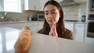 Ne jetez plus jamais votre pain rassis, cette recette bluffante va plaire à toute la famille