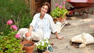 Oubliez les produits chimiques : ce désherbant maison fait des merveilles dans le jardin
