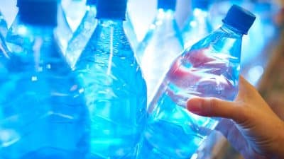 Oui il est encore possible de boire de l'eau en bouteille sans microplastiques en 2025